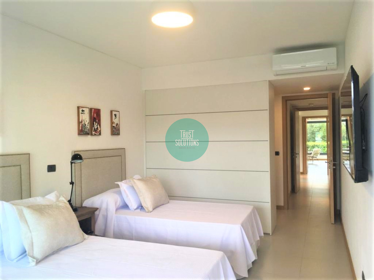 Apartamento ID.472 - Venta y Alquiler Anual Apto 3 Suites y dep serv Brava Punta con  Piscina propia 