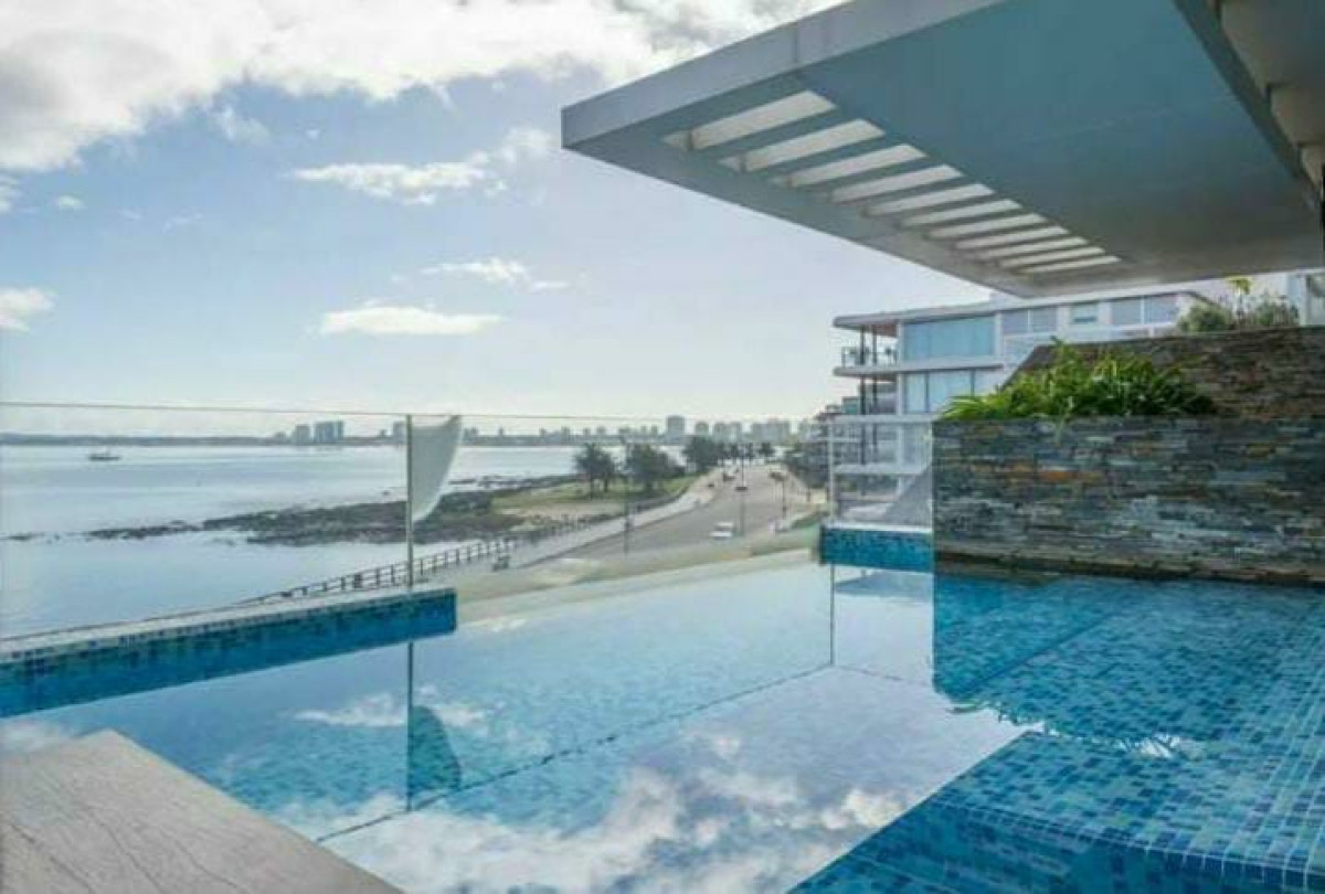 Venta Exclusivo Penthouse frente al Puerto Punta 3 Suites Dep Serv Piscina y Parrillero 