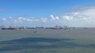 OPORTUNIDAD dos únicas unidades frente a la Bahia 