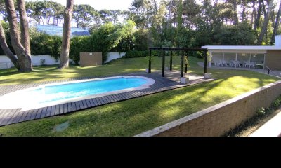 Venta y Alquiler Anual Apto 2D Brava Punta con Parrillero propio y Amenities