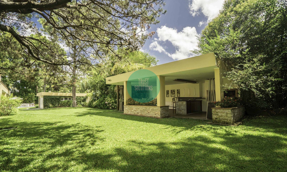 Casa ID.466 - Venta y Alquiler Anual Importante Casa 6D Mansa Punta con Piscina climatizada 