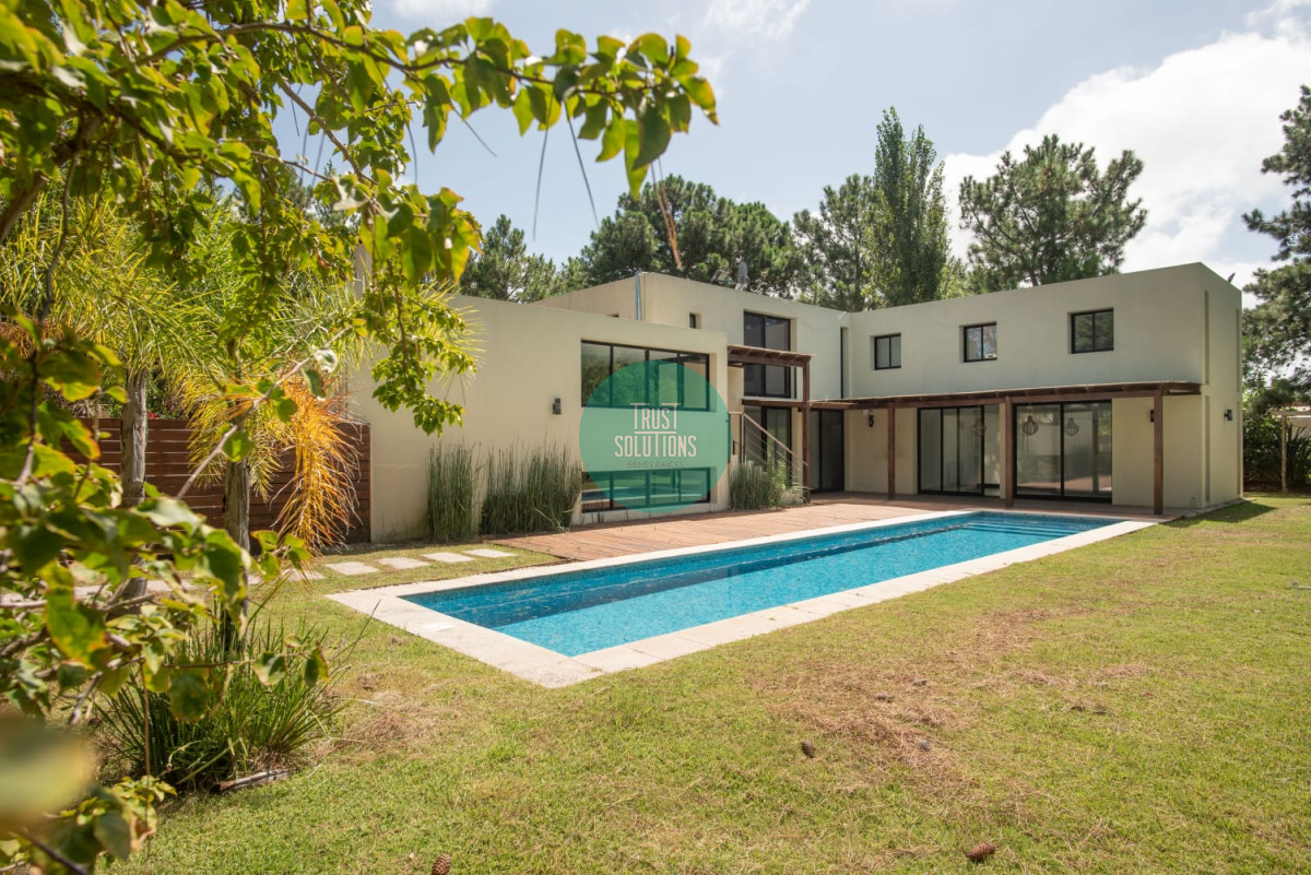 Casa ID.477 - Venta Casa Barrio Privado Punta 3D dep serv Piscina Barbacoa 