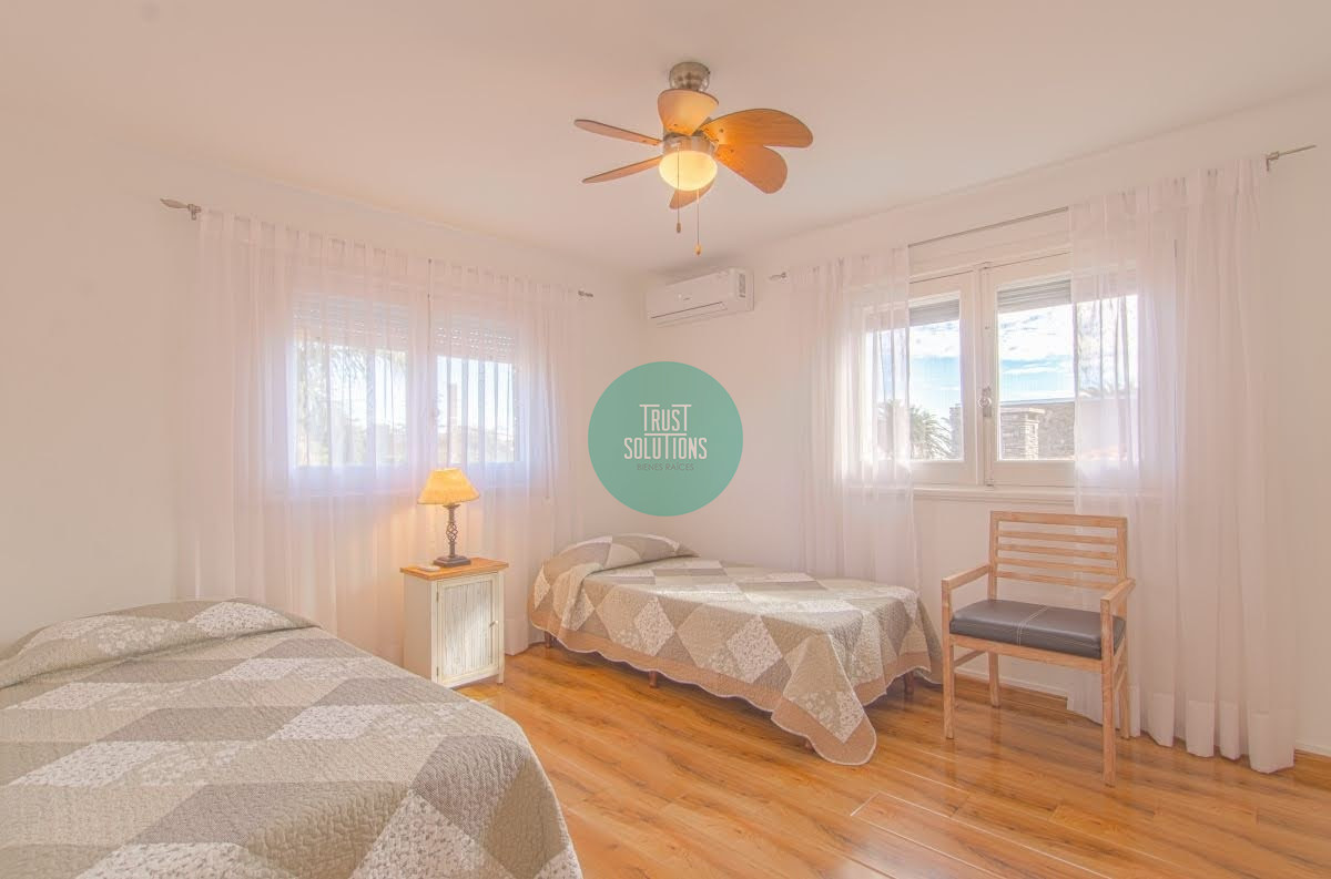 Casa ID.108 - Venta Alquiler Anual y de temporada excelente Casa 6D en la zona del Faro Punta con Piscina y Barbacoa  