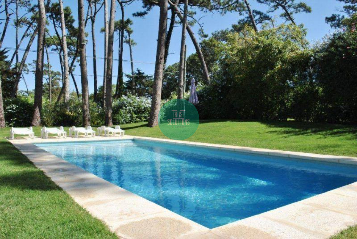 Casa ID.319 - Venta Alquiler Anual y de Temporada Casa 4D y dep de serv Mansa Punta con Piscina climatizada 