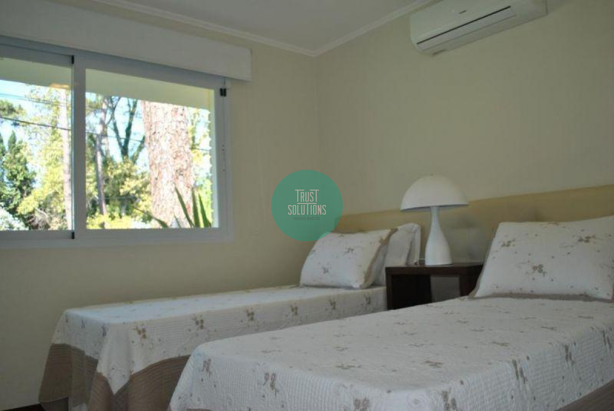 Casa ID.319 - Venta Alquiler Anual y de Temporada Casa 4D y dep de serv Mansa Punta con Piscina climatizada 