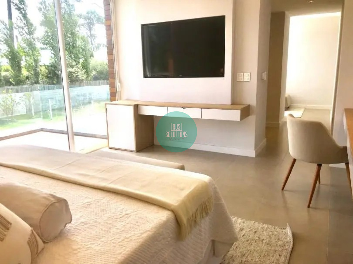 Casa ID.320 - Venta Espectacular Casa 4D y dep serv en barrio privado Mansa Punta con Piscina climatizada 