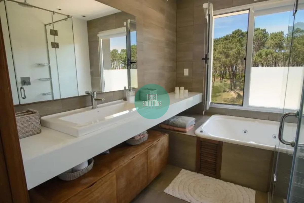 Casa ID.897 - Venta y Alquiler Temporada Divina Casa 4D y dep serv Rincón del Indio Punta 