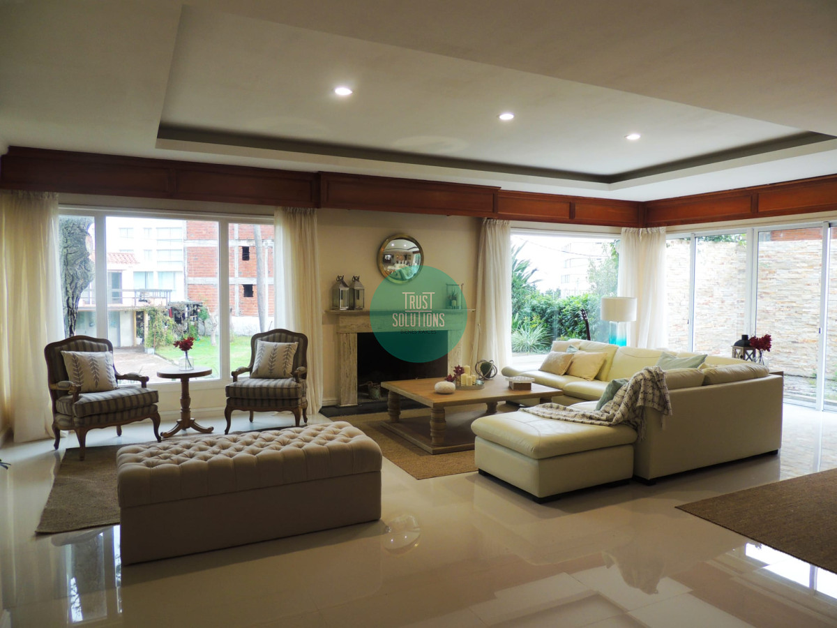 Casa ID.470 - Venta Alquiler Anual y de Temporada Casa 4D y dep de serv Mansa Punta con Piscina climatizada y Amplia Barbacoa 