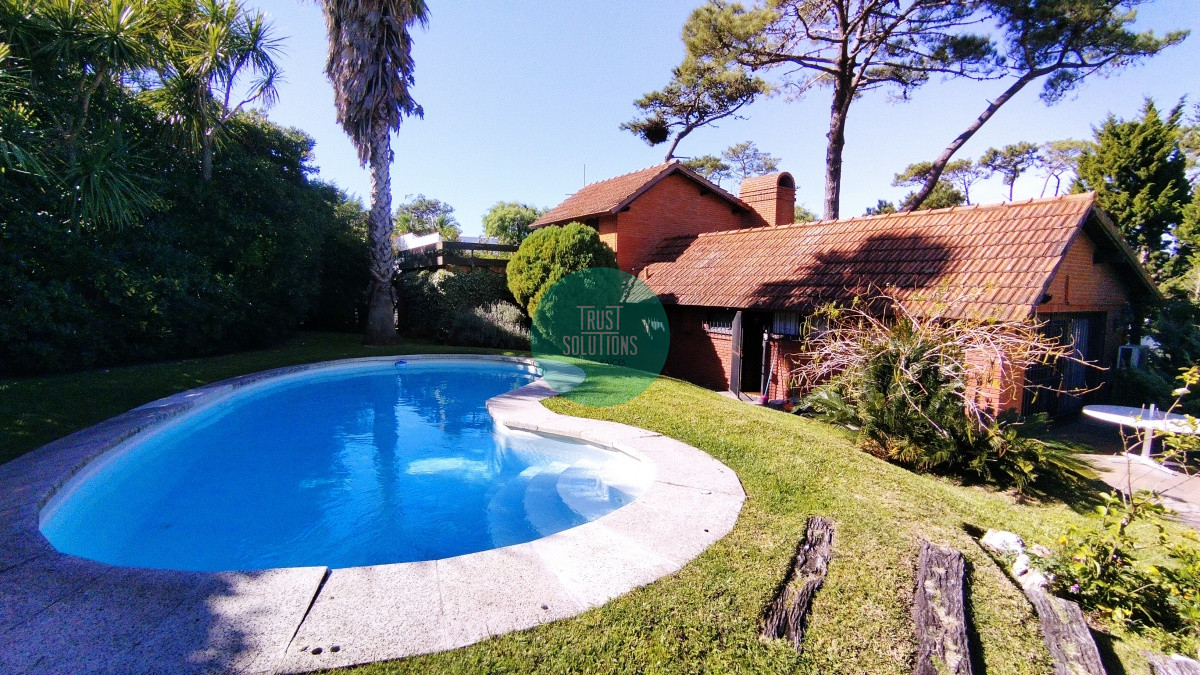 Casa ID.491 - Venta y Alquiler de Temporada Casa 4D y dep de serv Mansa Punta con Piscina a mts del mar