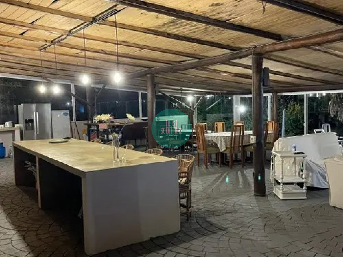 Casa ID.826 - Venta y Alquiler Anual Casa 5D Lugano Punta con Piscina y Barbacoa 
