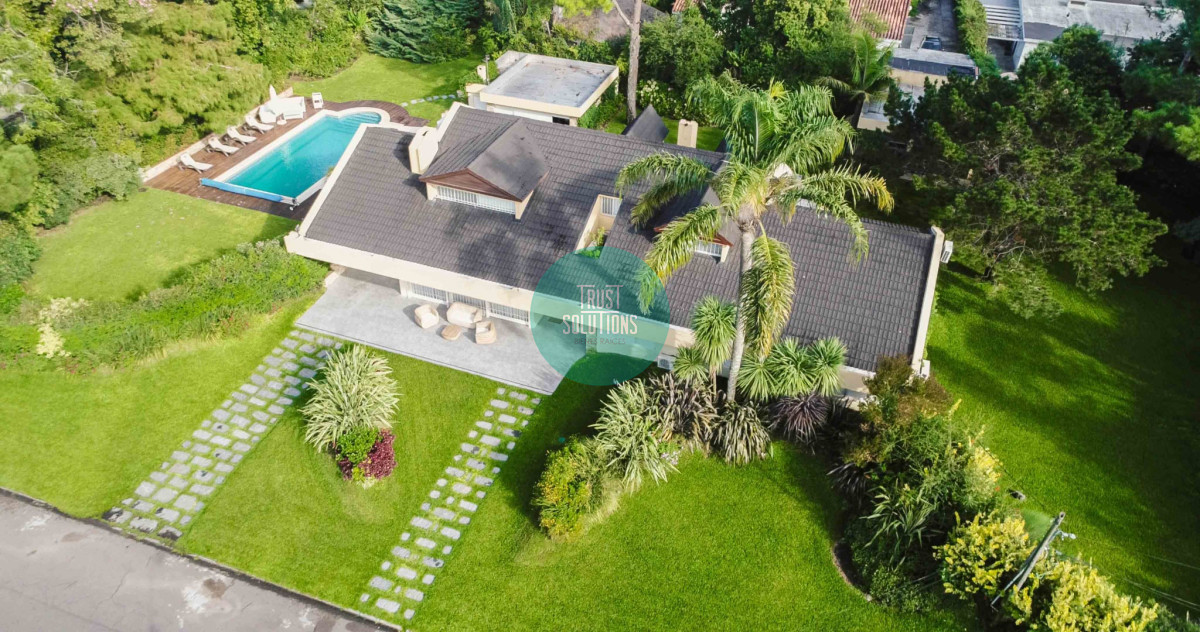 Casa ID.466 - Venta y Alquiler Anual Importante Casa 6D Mansa Punta con Piscina climatizada 