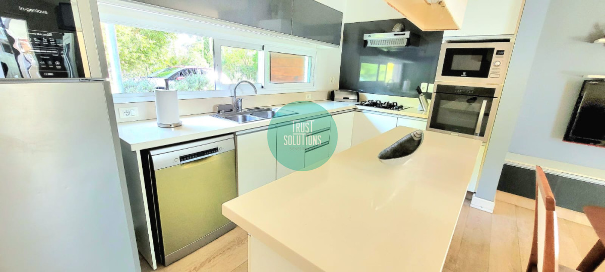 Casa ID.1663 - Venta y Alquiler Anual Casa 4D y dep de serv Lugano Punta con Piscina climatizada 