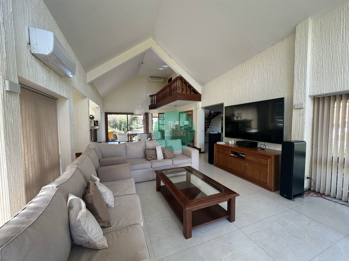 Casa ID.851 - Venta y Alquiler de Temporada Casa 5D Lugano Punta con Piscina climatizada y Barbacoa 