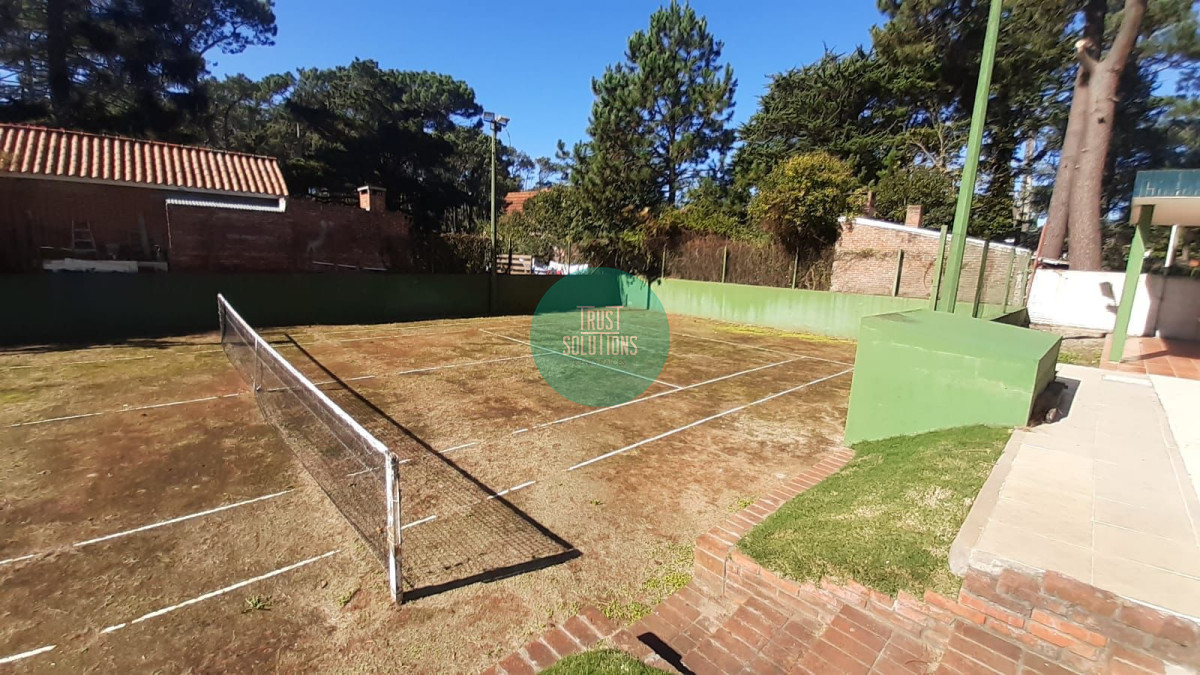 Casa ID.229 - Alquiler temporada Casa 4D y dep de serv Mansa Punta con Piscina Barbacoa y Cancha de tenis 