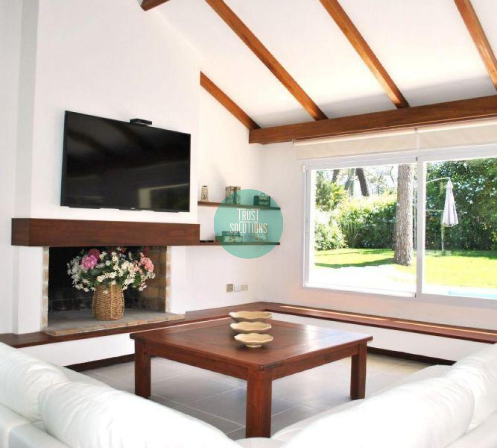 Casa ID.319 - Venta Alquiler Anual y de Temporada Casa 4D y dep de serv Mansa Punta con Piscina climatizada 