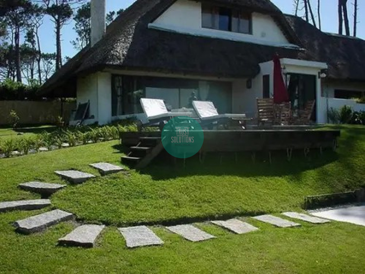 Casa ID.710 - Alquiler temporada Casa 5D Pinares Punta con Piscina climatizada a metros del mar 