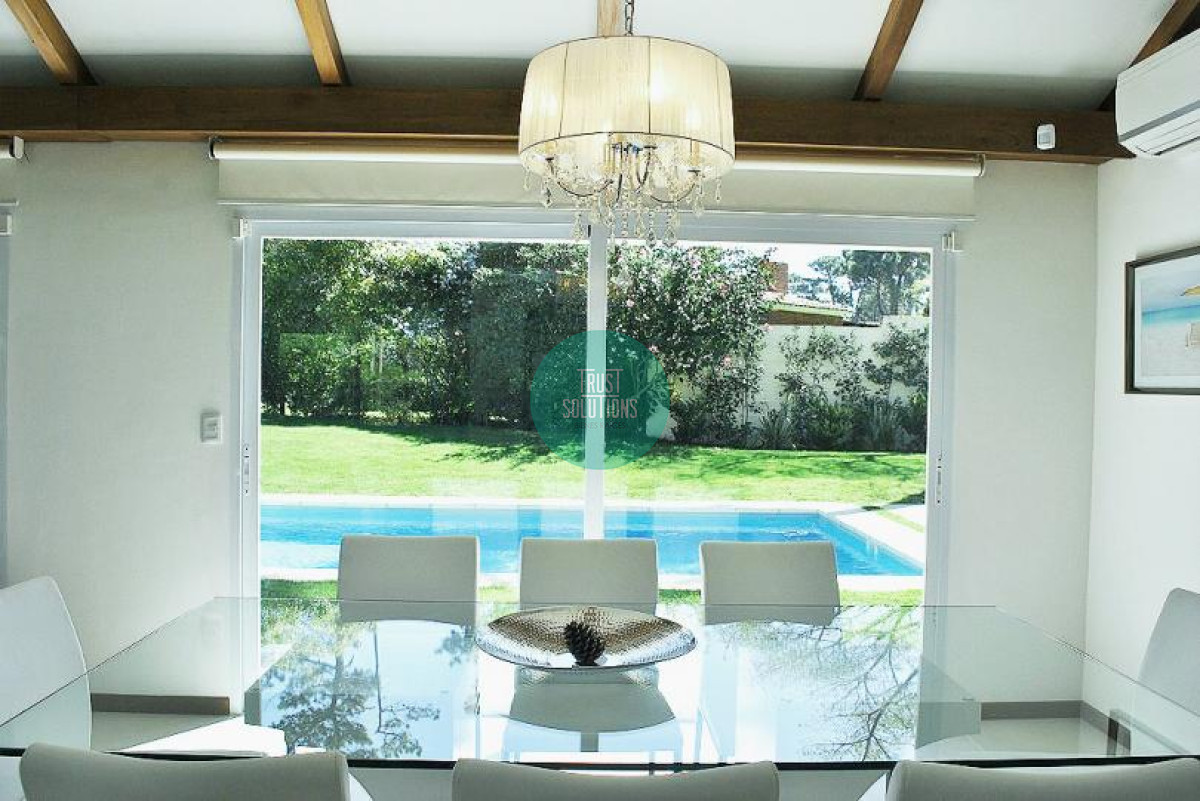 Casa ID.319 - Venta Alquiler Anual y de Temporada Casa 4D y dep de serv Mansa Punta con Piscina climatizada 