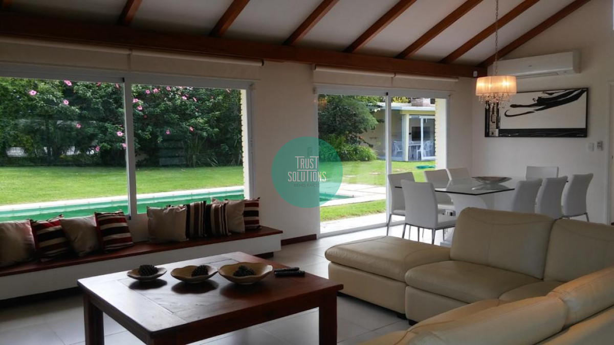 Casa ID.319 - Venta Alquiler Anual y de Temporada Casa 4D y dep de serv Mansa Punta con Piscina climatizada 