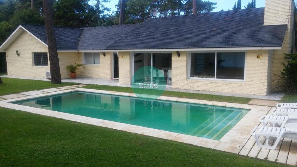 Casa ID.319 - Venta Alquiler Anual y de Temporada Casa 4D y dep de serv Mansa Punta con Piscina climatizada 