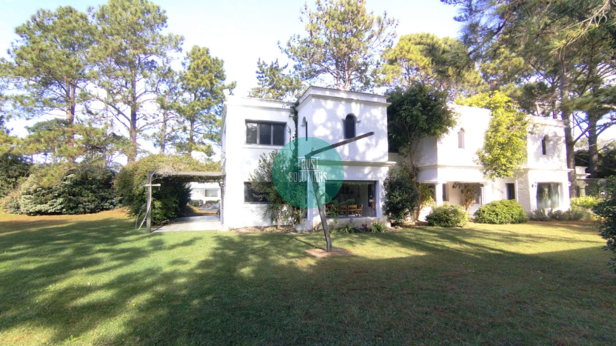 Casa ID.1379 - Venta Alquiler Anual y de Temporada Casa 5 suites y dep de huéspedes Brava Punta con Piscina 
