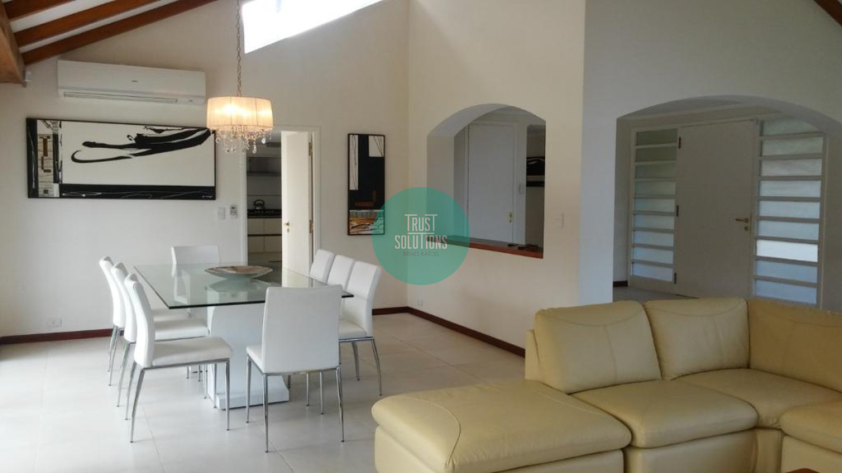 Casa ID.319 - Venta Alquiler Anual y de Temporada Casa 4D y dep de serv Mansa Punta con Piscina climatizada 