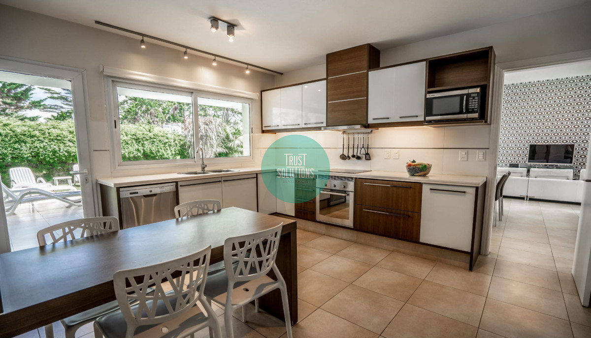 Casa ID.469 - Venta y Alquiler Anual  Casa 4D y dep de serv Barrio Privado Mansa con Piscina climatizada 