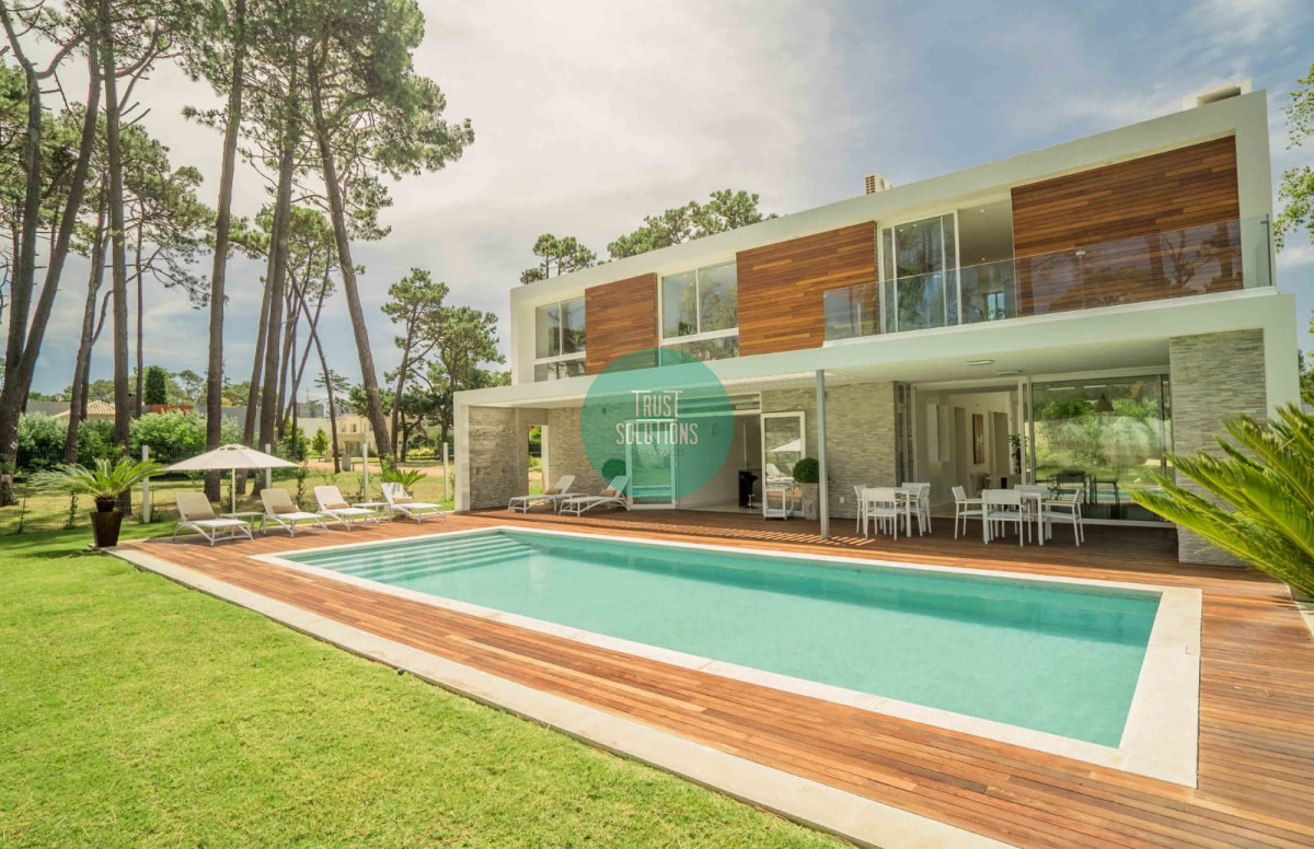 Casa ID.320 - Venta Espectacular Casa 4D y dep serv en barrio privado Mansa Punta con Piscina climatizada 