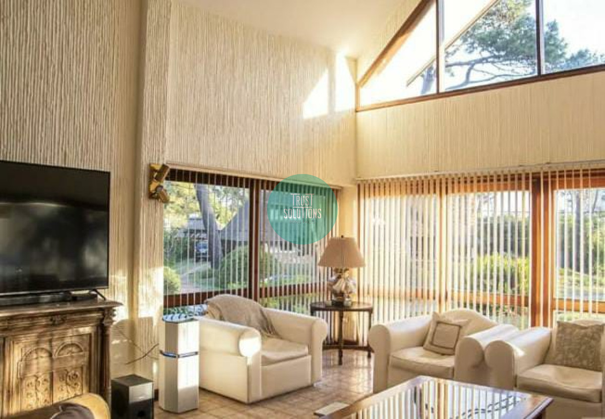 Casa ID.851 - Venta y Alquiler de Temporada Casa 5D Lugano Punta con Piscina climatizada y Barbacoa 