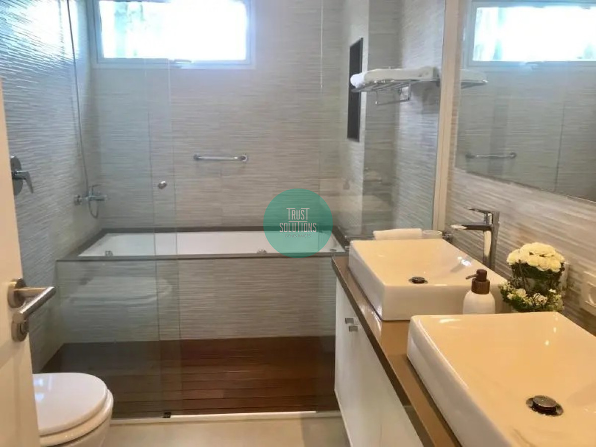Casa ID.320 - Venta Espectacular Casa 4D y dep serv en barrio privado Mansa Punta con Piscina climatizada 