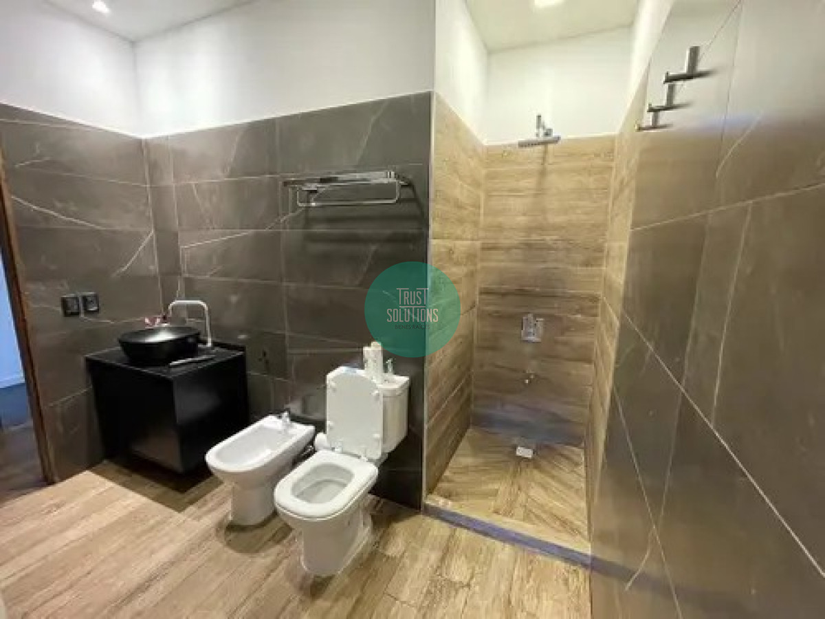 Casa ID.826 - Venta y Alquiler Anual Casa 5D Lugano Punta con Piscina y Barbacoa 