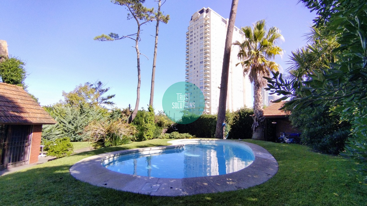 Casa ID.491 - Venta y Alquiler de Temporada Casa 4D y dep de serv Mansa Punta con Piscina a mts del mar