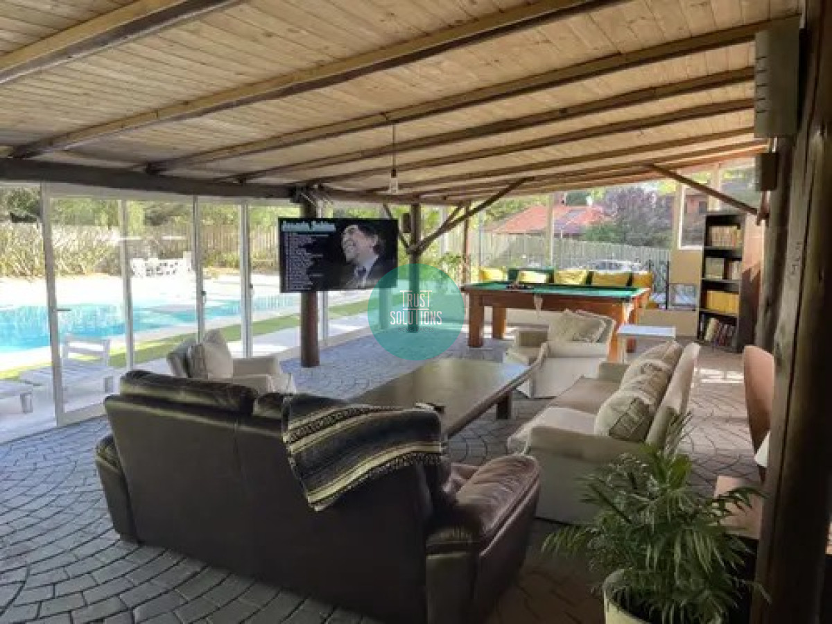 Casa ID.826 - Venta y Alquiler Anual Casa 5D Lugano Punta con Piscina y Barbacoa 