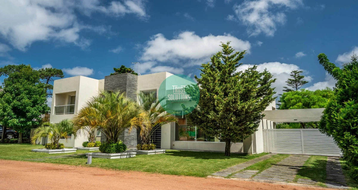 Casa ID.469 - Venta y Alquiler Anual  Casa 4D y dep de serv Barrio Privado Mansa con Piscina climatizada 