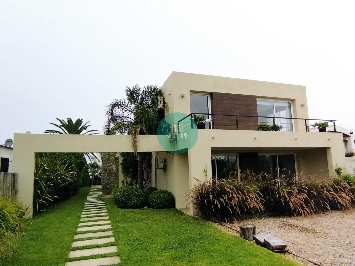 Casa ID.89 - Venta Casa Faro Punta 4D dep huéspedes y Piscina 