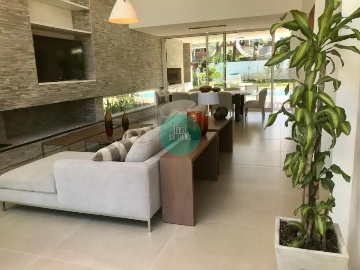 Casa ID.320 - Venta Espectacular Casa 4D y dep serv en barrio privado Mansa Punta con Piscina climatizada 