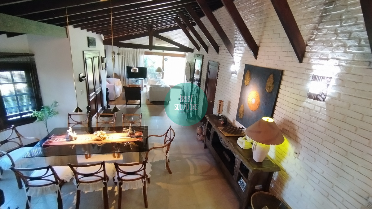 Casa ID.491 - Venta y Alquiler de Temporada Casa 4D y dep de serv Mansa Punta con Piscina a mts del mar