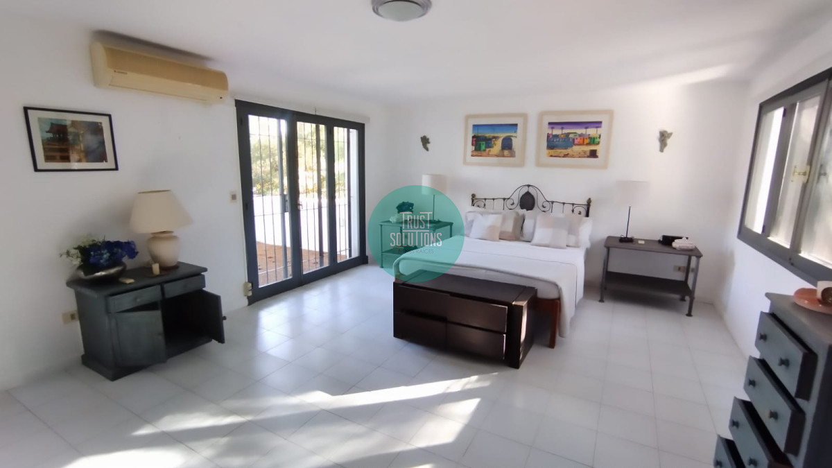 Casa ID.1379 - Venta Alquiler Anual y de Temporada Casa 5 suites y dep de huéspedes Brava Punta con Piscina 