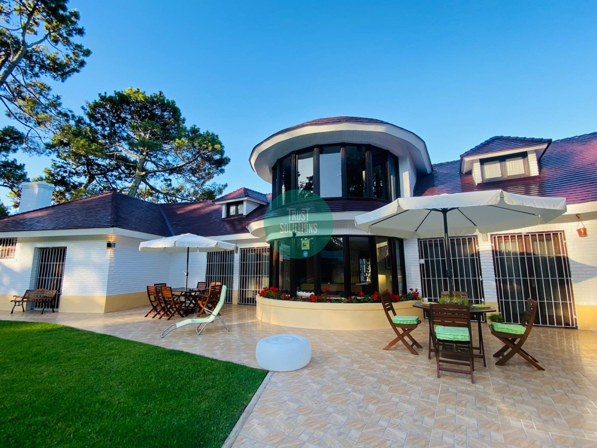 Casa ID.708 - Venta y Alquiler Temporada importante Casa 5D y dep serv Mansa Punta con Piscina 