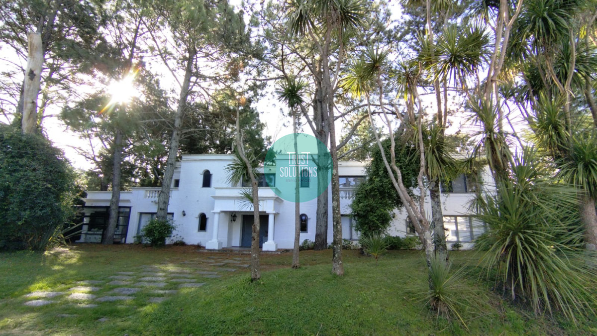 Casa ID.1379 - Venta Alquiler Anual y de Temporada Casa 5 suites y dep de huéspedes Brava Punta con Piscina 
