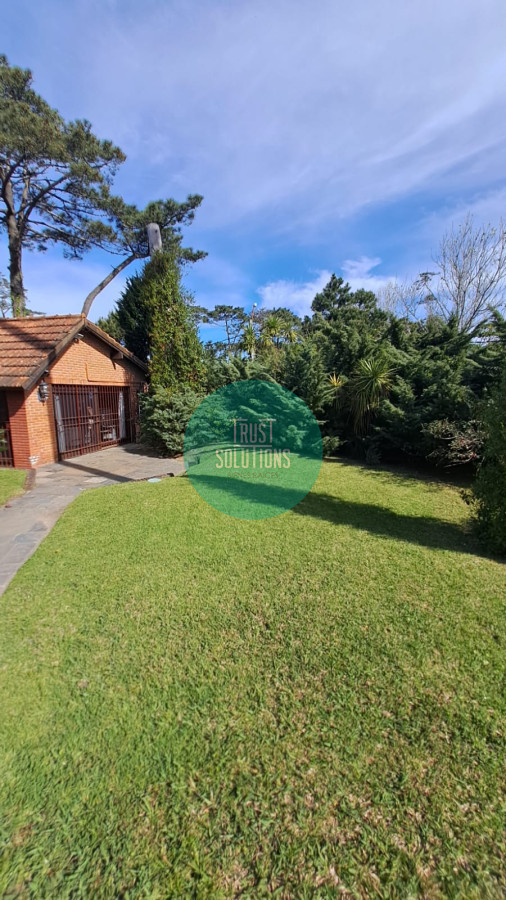 Casa ID.491 - Venta y Alquiler de Temporada Casa 4D y dep de serv Mansa Punta con Piscina a mts del mar