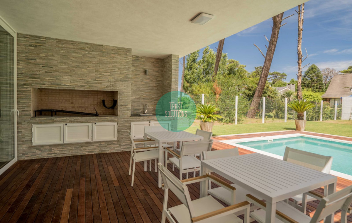 Casa ID.320 - Venta Espectacular Casa 4D y dep serv en barrio privado Mansa Punta con Piscina climatizada 