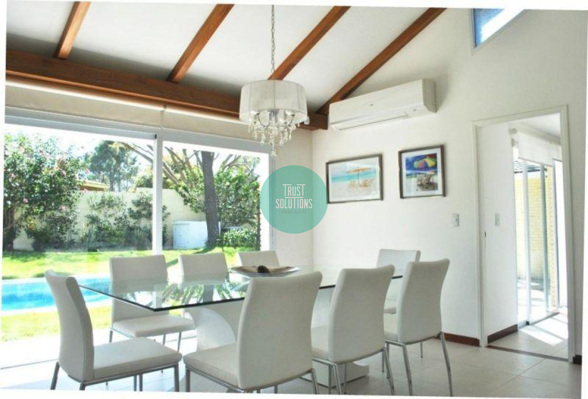 Casa ID.319 - Venta Alquiler Anual y de Temporada Casa 4D y dep de serv Mansa Punta con Piscina climatizada 