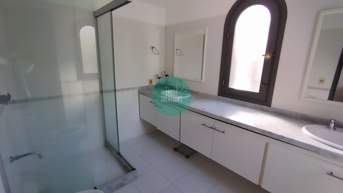 Casa ID.1379 - Venta Alquiler Anual y de Temporada Casa 5 suites y dep de huéspedes Brava Punta con Piscina 