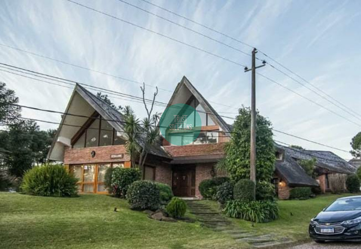 Casa ID.851 - Venta y Alquiler de Temporada Casa 5D Lugano Punta con Piscina climatizada y Barbacoa 