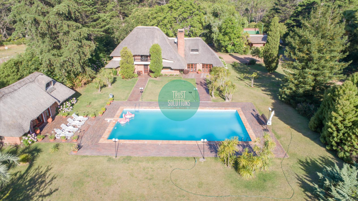 Casa ID.219 - Alquiler temporada Espectacular Casa 6D Golf Punta con Piscina y 10.000 m2 de Parque 