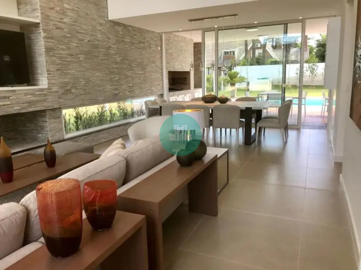 Casa ID.320 - Venta Espectacular Casa 4D y dep serv en barrio privado Mansa Punta con Piscina climatizada 