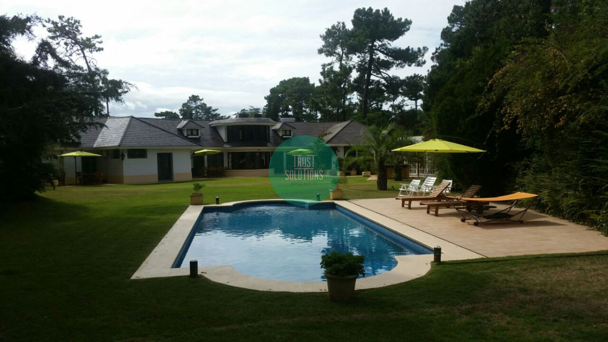 Casa ID.708 - Venta y Alquiler Temporada importante Casa 5D y dep serv Mansa Punta con Piscina 