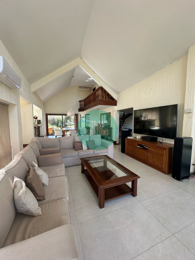 Casa ID.851 - Venta y Alquiler de Temporada Casa 5D Lugano Punta con Piscina climatizada y Barbacoa 