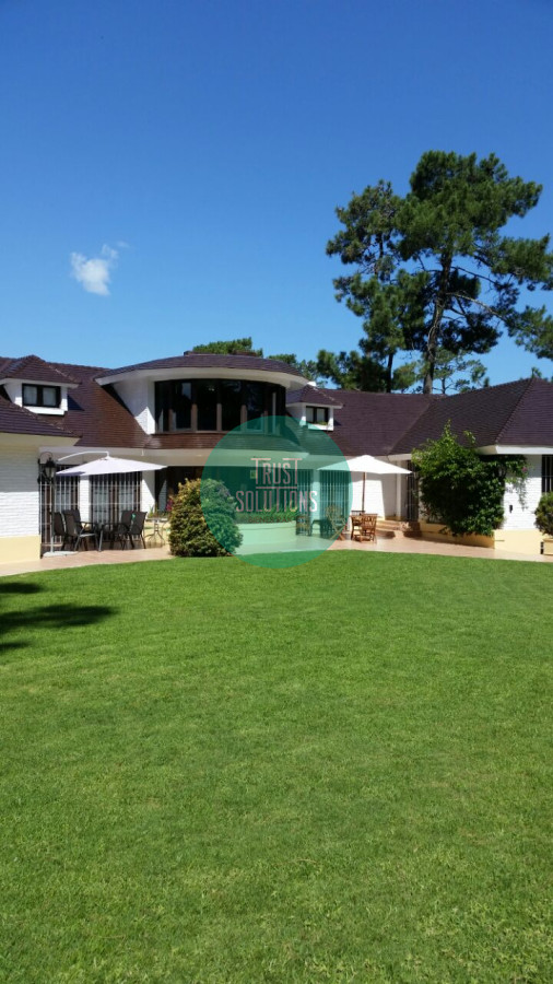 Casa ID.708 - Venta y Alquiler Temporada importante Casa 5D y dep serv Mansa Punta con Piscina 