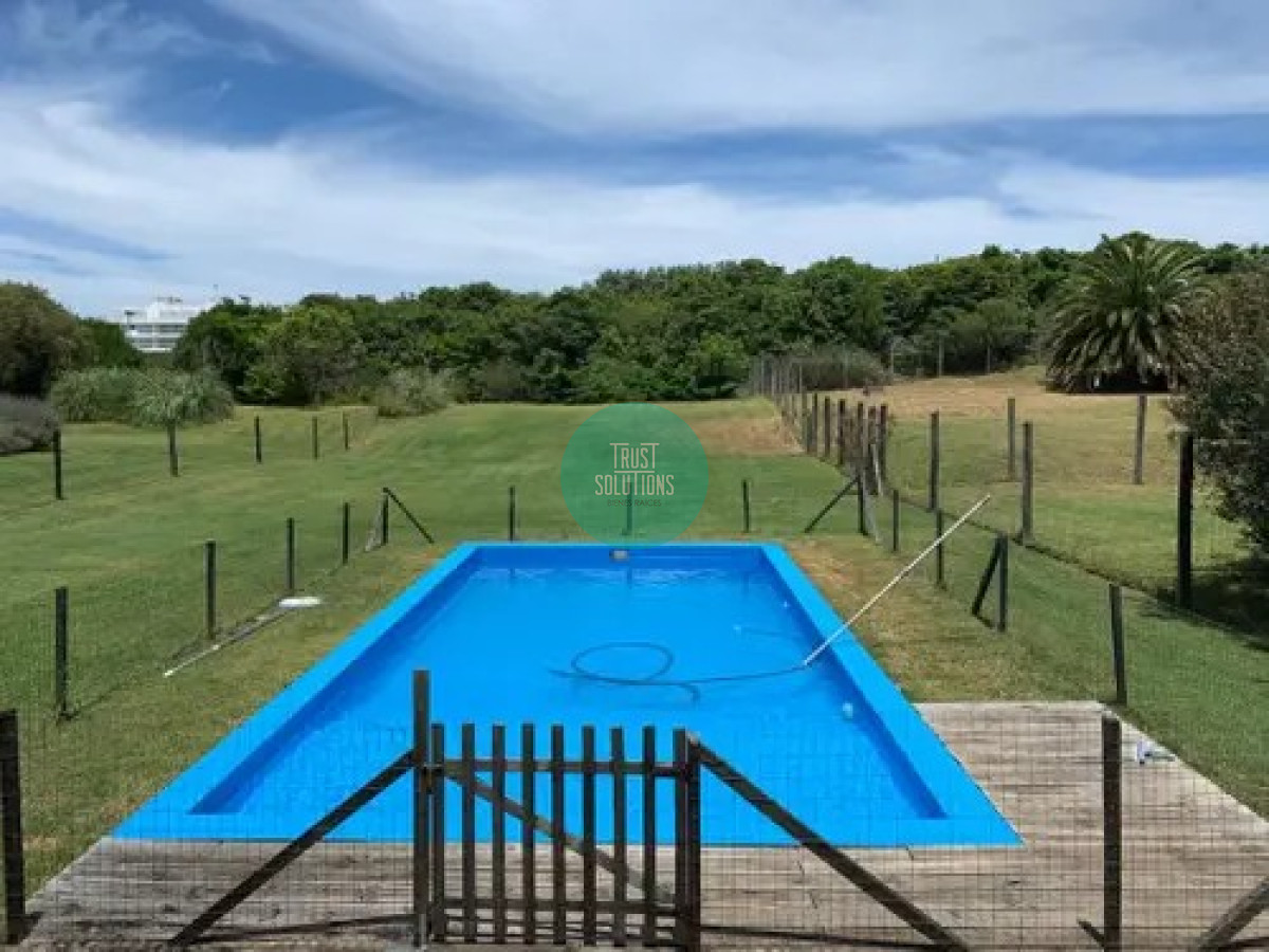 Casa ID.898 - Alquiler Anual  Casa 4D Rincón del Indio Punta con Piscina climatizada 